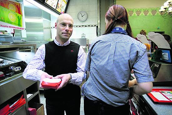 Työtä joka portaalla. Yrittäjä Tapio Äijälä on itsekin osallistunut ravintolan käytännön töihin lähes päivittäin, jatkossa ravintoloiden veto vienee työajan. Kuvassa selin vuoropäällikkö Julia Heikkinen.