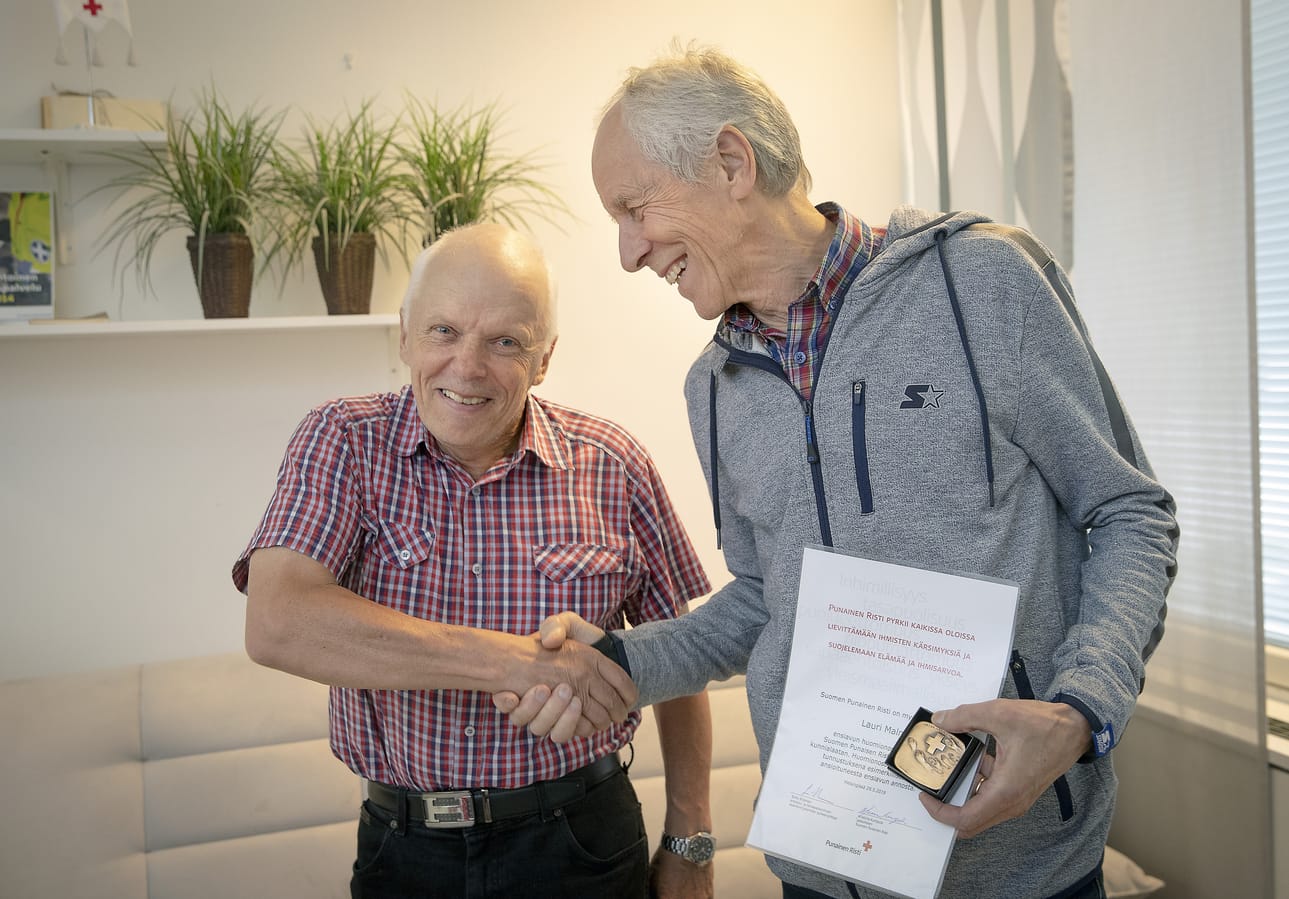 Jorma Haajanen kiitti torstaina ystäväänsä Lauri Malmia, joka sai SPR:n pronssisen kunnialaatan tunnustuksena esimerkillisestä ja ansioituneesta ensiavun antamisesta.