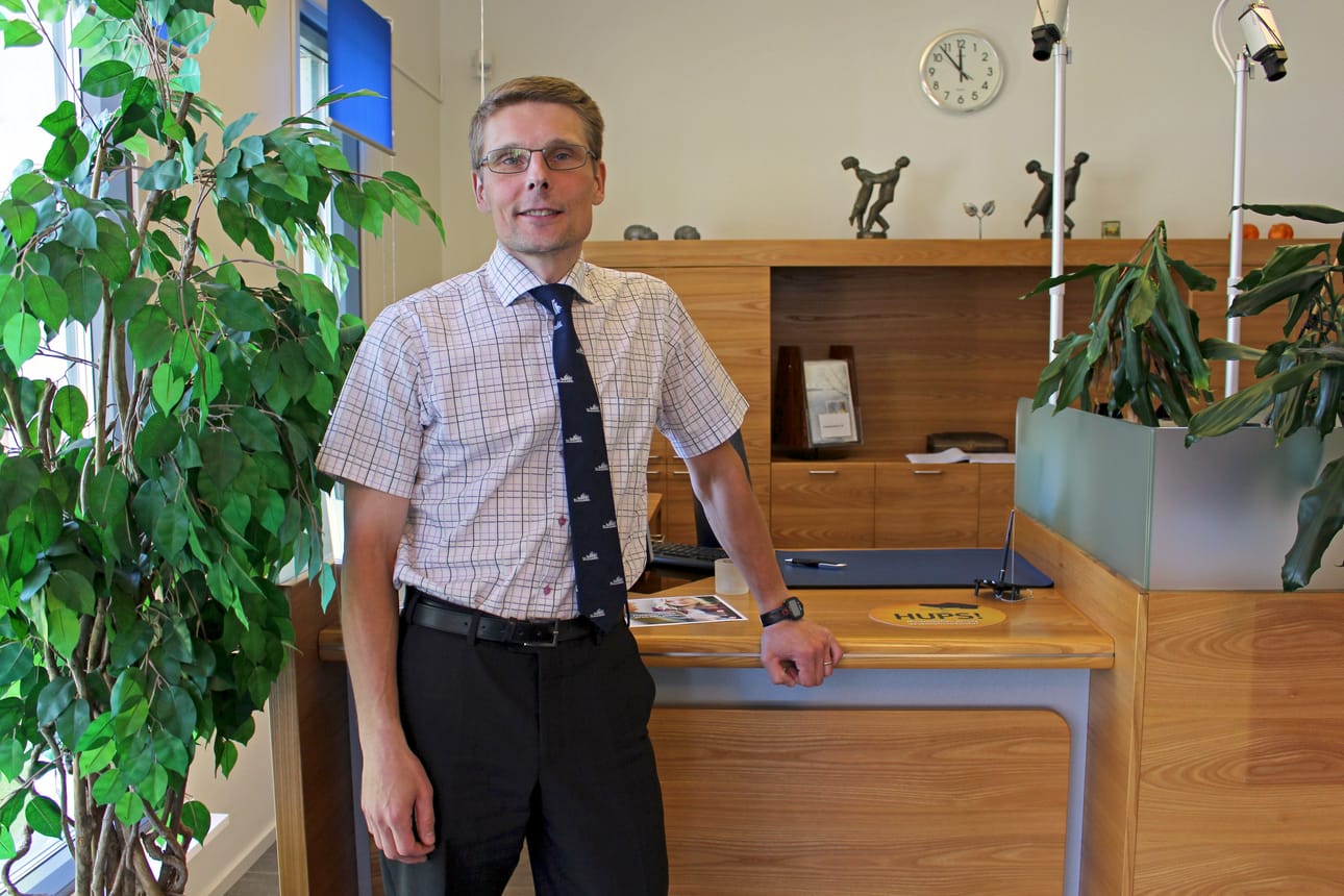 Siikajoen osuuspankkissa perhevapaalle jäänytttä toimitusjohtajaa tuuraa Pasi Kukkonen.