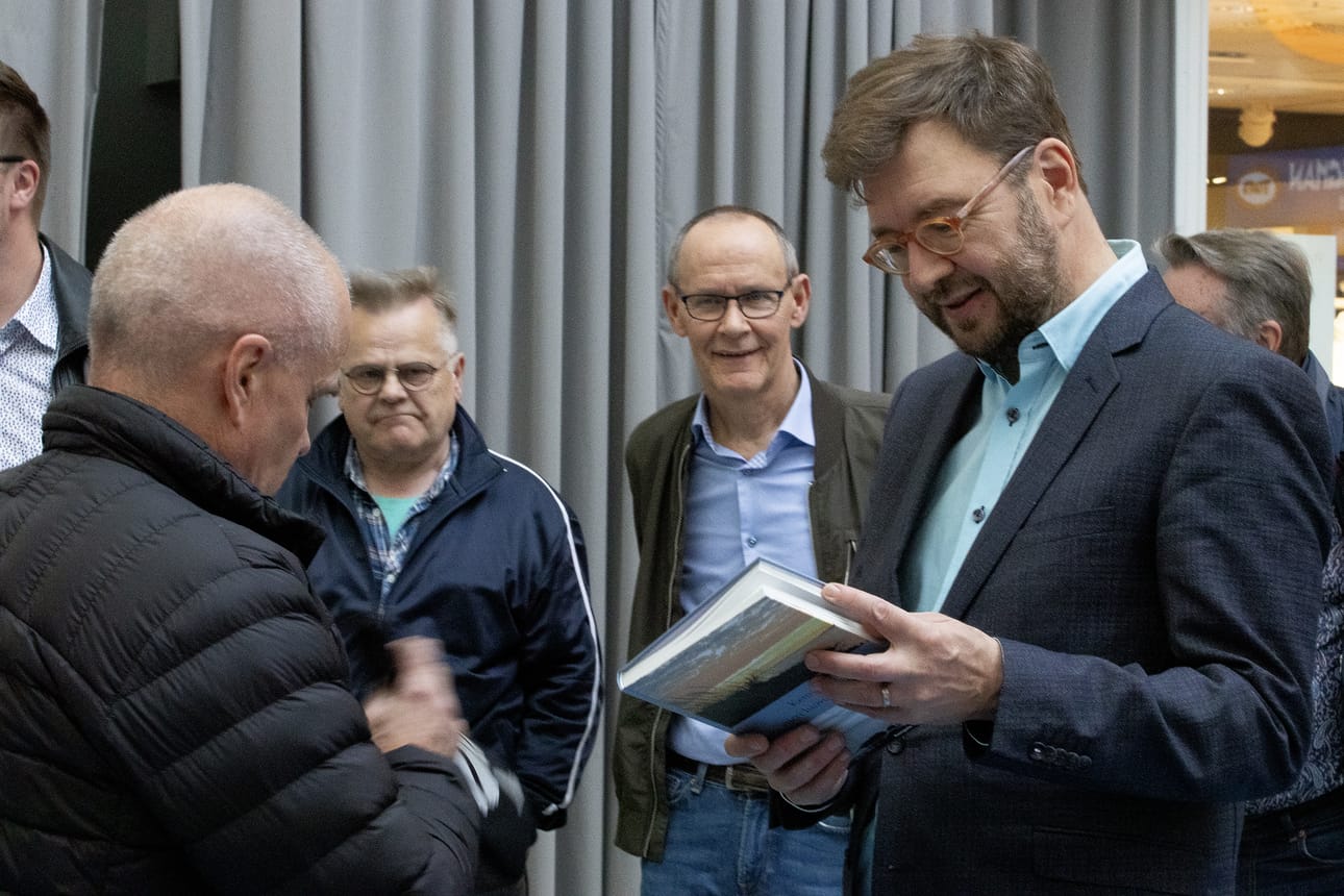 Jarmo Haapaniemi lahjoitti työministeri Timo Harakalle Kempele-Seuran juhlajulkaisun ennen tämän lähtöä kauppakeskuksesta.