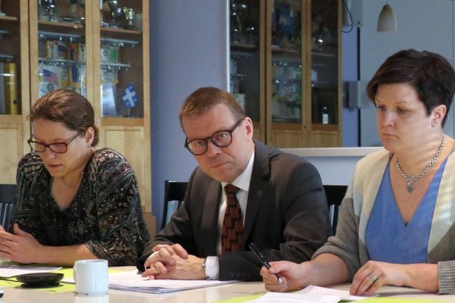 Kaupungin ja Kaksineuvoisen tiedotustilaisuuden tänään maanantaina iltapäivällä avannut kaupunginjohtaja Markku Lumio sanoi toivottaessaan toimittajat tervetulleeksi, että infotilaisuus tuskin jää lajissaan ainoaksi. Ylilääkäri Heidi Ojala päivitti tartuntatilanteen maakunnassa ja Suomessa. Lumion oikealla puolella Kaksineuvoisen vt. johtaja Piia Kujala. KUVA: MARIANNE LÄHDE