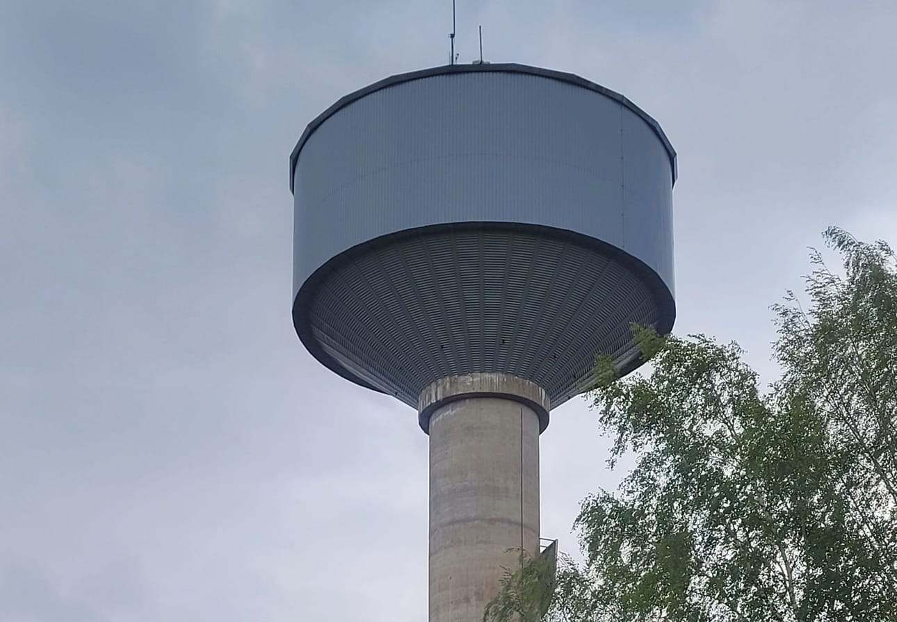 Kaupungin kaikki vesihuolto-omaisuus siirretään tytäryhtiölle Kauhavan Vesi Oy:lle. Kaupan mukana siirtyvä Kauhavan vesitorni ei ole huonokuntoisena ollut enää muutamaan kuukauteen käytössä. Sitä ei tarvita akuutisti vesiyhtiön toiminnassa.