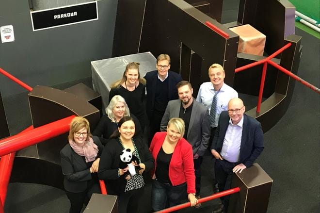 Lakeudelle-kärkiyritysten edustajia Ähtäri Zoo hankkeen Kick off -tilaisuudessa viime viikolla. Eturivissä vas. Minna Salo Snowpanda Resort Ähtäri Zoo, Satu Keski-Valkama Ähtäri Zoo Panda Visit -hanke, Anne Marie Lauhasmaa PowerPark. Keskirivi vas. Päivi Tikkanen Duudsonit Activity Park, Pasi Vainio Härmän Kylpylästä ja Seppo Saarinen Etelä-Pohjanmaan Matkailu Oy. Takana Annukka Talvitie Veljekset Keskiseltä sekä Petteri Ohtonen ja Teemu Moilanen Haaga-Helia ammattikorkeakoulusta.