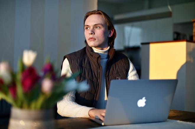 Talousguru-finaaliin valmistautuva Samuel Mattila on kiinnostunut taloudesta. Pitkäaikainen säästäjä seuraa jonkin verran pörssejä ja on päässyt jo osakesijoittamisenkin makuun. KUVA: TOMI KOSONEN