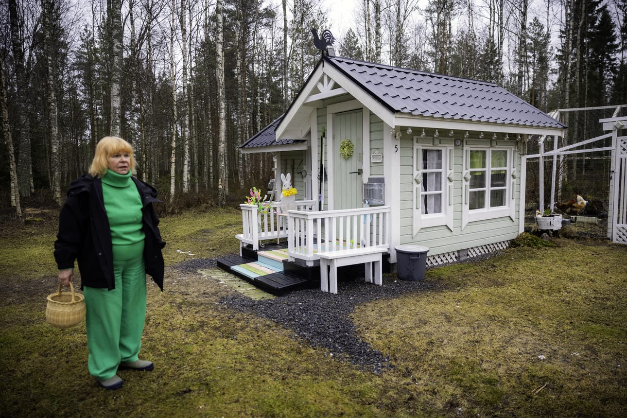 Riitta Kentalan takapihalla oleva kanala on rakennettu kierrätysmateriaalista. Ikkunat ovat sata vuotta vanhat. Vain peltikatto ja maalit ovat uutta.