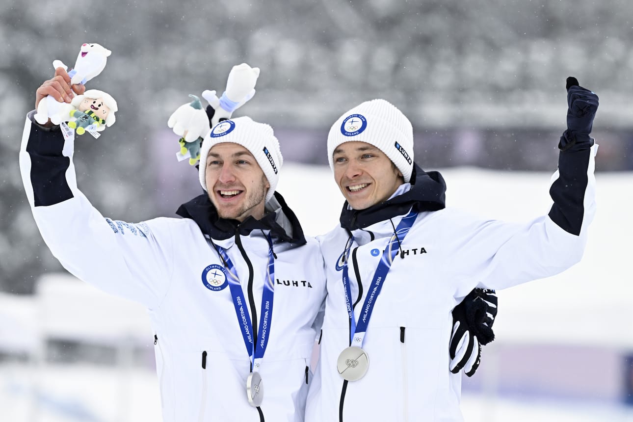 Ilkka Herola ja Eero Hirvonen juhlivat hopeamitaleja talven 2026 olympialaisissa. KOK päätti tiistaina pudottaa yhdistetyn olympiaohjelmasta.