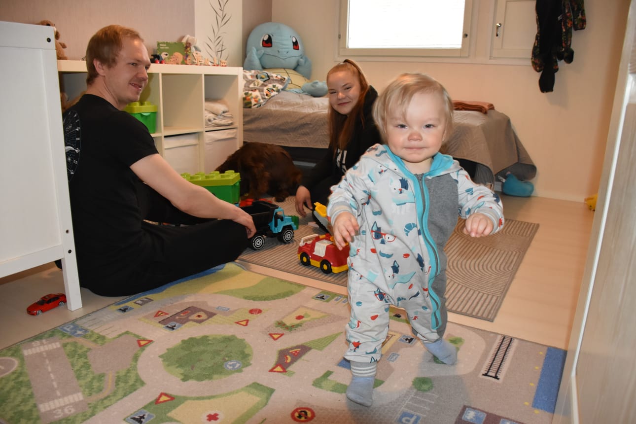 Reilun vuoden ikäinen Veini Karasti seisoo omilla jaloillaan ja on utelias tutustumaan vieraaseen.