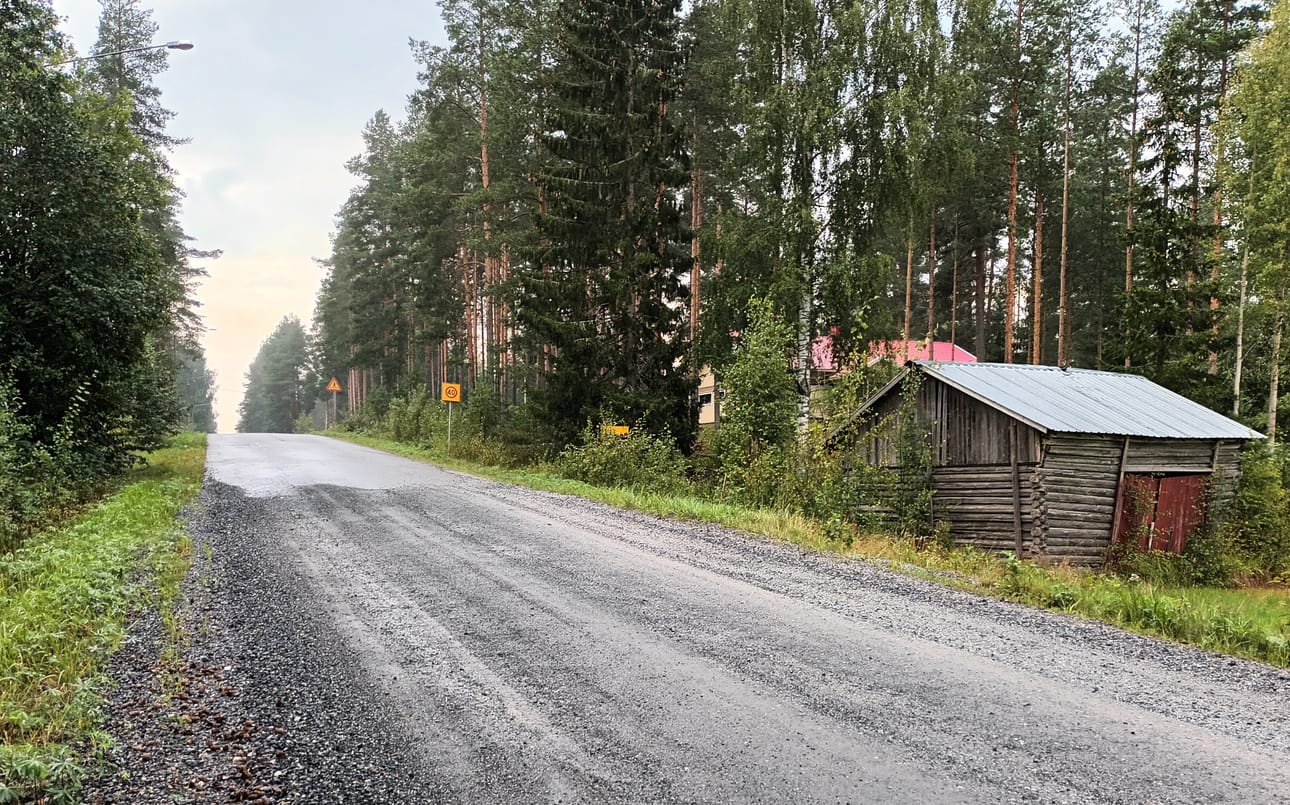 Alkuperäisen suunnitelman mukaan ulkoilureitti ylitti Haapamäentien kutakuinkin tästä kohtaa. Kortesmäkeläiset eivät pitäneet ratkaisua turvallisena.