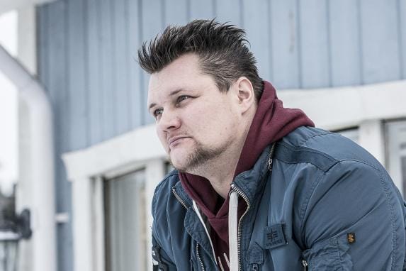 Turo Tuomisen syöpähoidot on lopetettu, mutta vielä hän pystyy olemaan kotona. Vahvoilla kipulääkkeillä hän jaksaa kävellä ja istua osan päivästä. KUVA: ESKO TUOVINEN