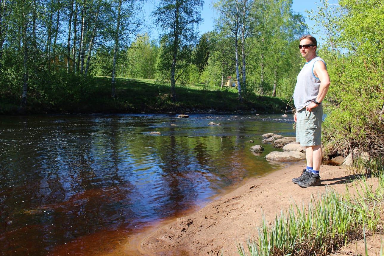 Lamujoen rannalla Leskelässä seisova Eero Leskinen huolestui veden vähyydestä jokiuomassa kalojen kutuaikana. Ely-keskus reagoi Leskisen esittämään huoleen ja lisäsi virtaamaa Kortteisen padon kautta.