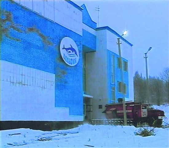 Raivaustyöt ovat yhä hallissa kesken.