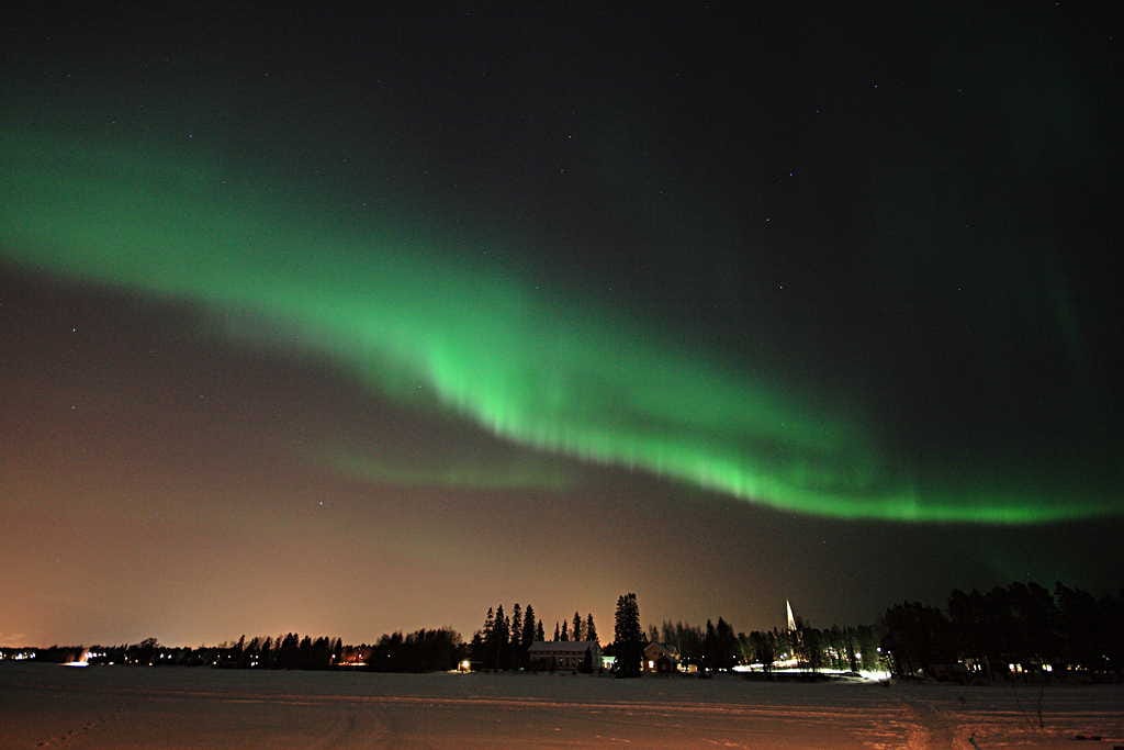 Revontulet Oulujoen kirkon yllä.