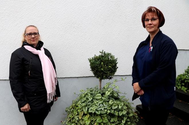 Anni Korkea-aho toimii lääkärin työparina kiirevastaanotolla, fysioterapeutti Marja Kivimäki ottaa vastaan äkillisiä selkäkipuja potevia.