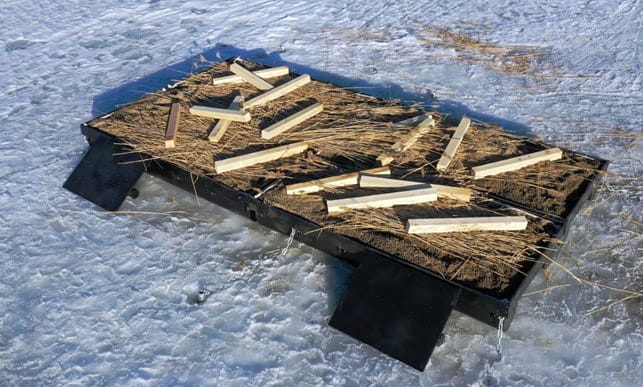 Kuvassa on lintujen keinotekoinen pesimälautta, joka on tehty Utajärven Ahmasjärvelle.