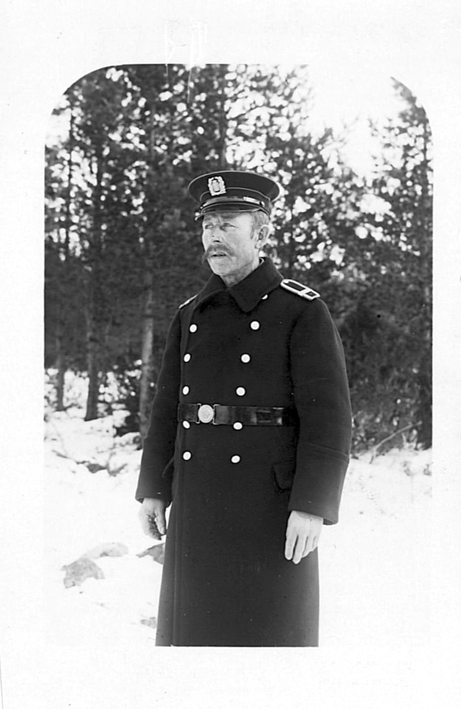 Johan Sakris Koivumaa poliisin virkamantteli yllään. Kuva Vilho Koivumaan albumista