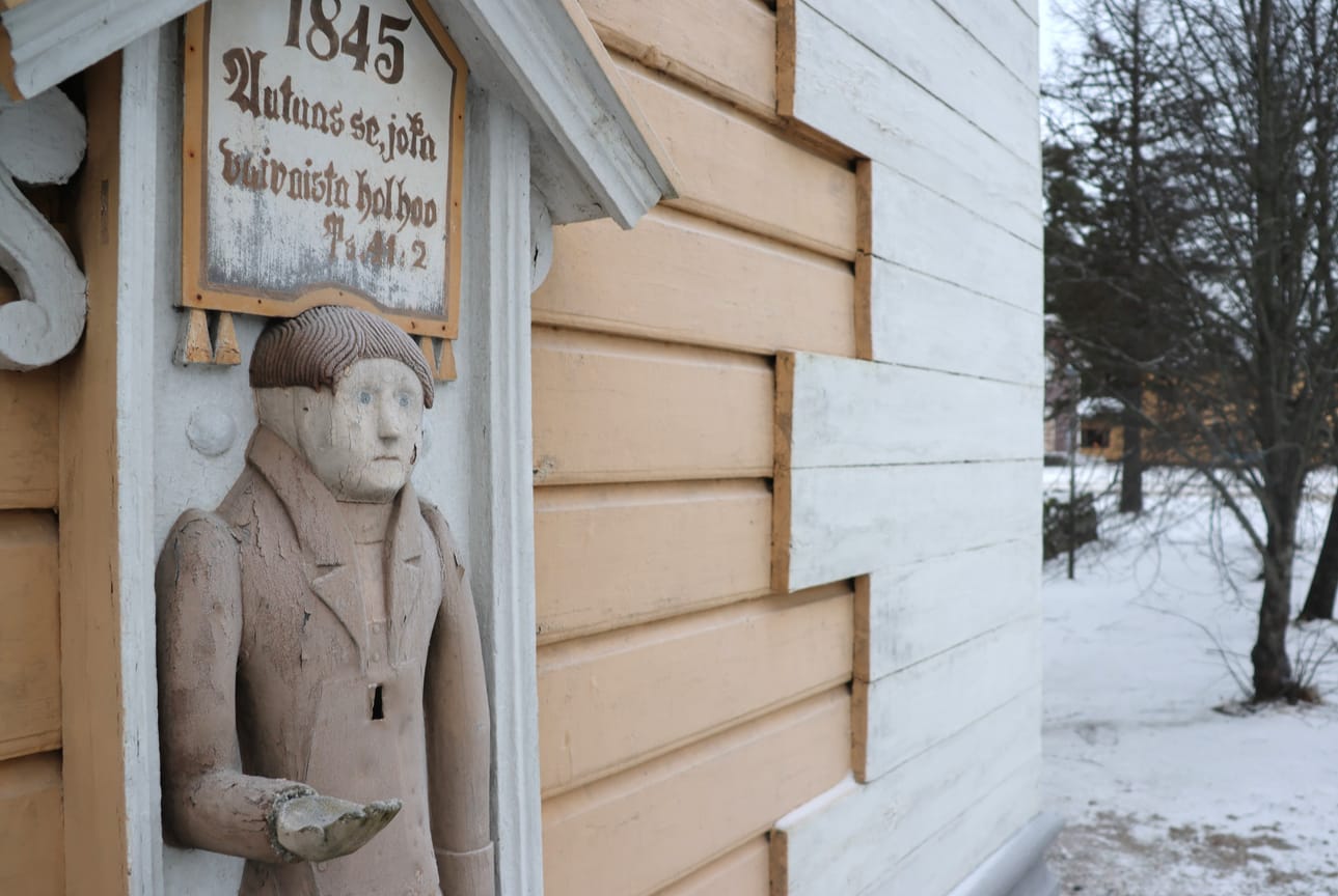 "Autuas se, joka vaivaista holhoo", lukee Isojoen kirkon tapulin seinässä olevan vaivaisukon yllä. Vaivaisukon anova käsi kurottelee kohti kylän raittia, vaikkei Isojoen seurakunnalla mitään hätää ole.