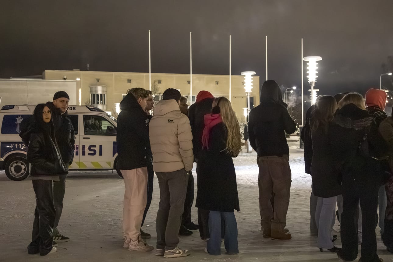Jonossa ystävänpäivän yönä Seinäjoen Kauppatorilla.