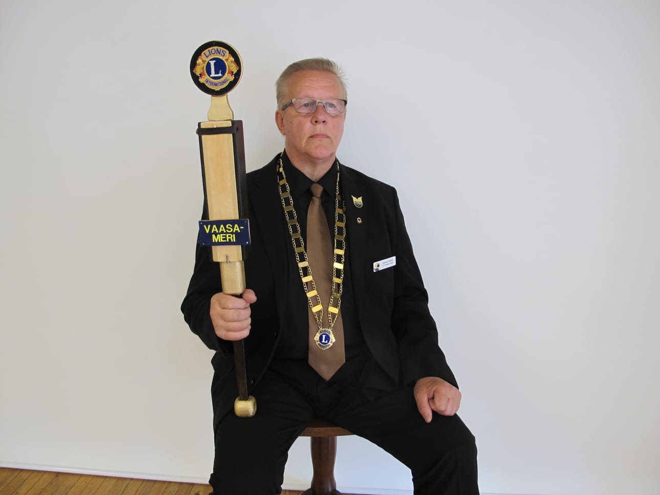Armas Rinne sai pari viikkoa sitten Lions Club Vaasa Meren presidentin valtikan eli Oltermannin sauvan vuodeksi haltuunsa.