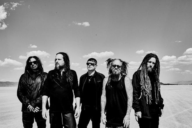 Metalliyhtye Korn esiintyy vuoden 2021 Provinssissa.