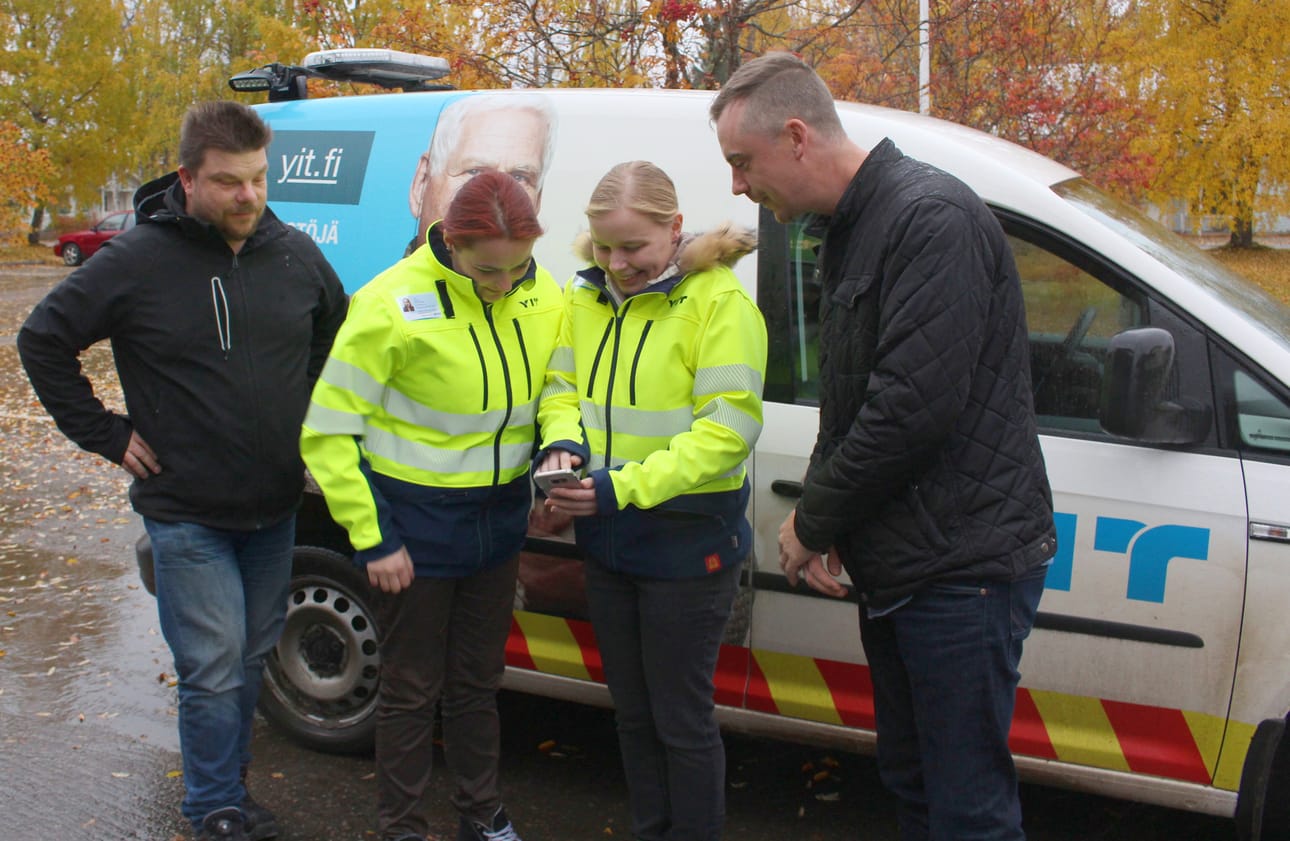 YIT hoitaa seuraavat viisi vuotta Siikalatvan alueurakka-alueen tiestöä. Työmaapäällikkö Jyrki Tervonen, työnjohtaja Julia Isolahti, työmaapäällikkö Anniina Alander ja urakan työpäällikkö Ilkka Nissilä tutustuvat alueeseen muun muassa karttaohjelmien kautta laajan toimialueen rajat hahmottaen.