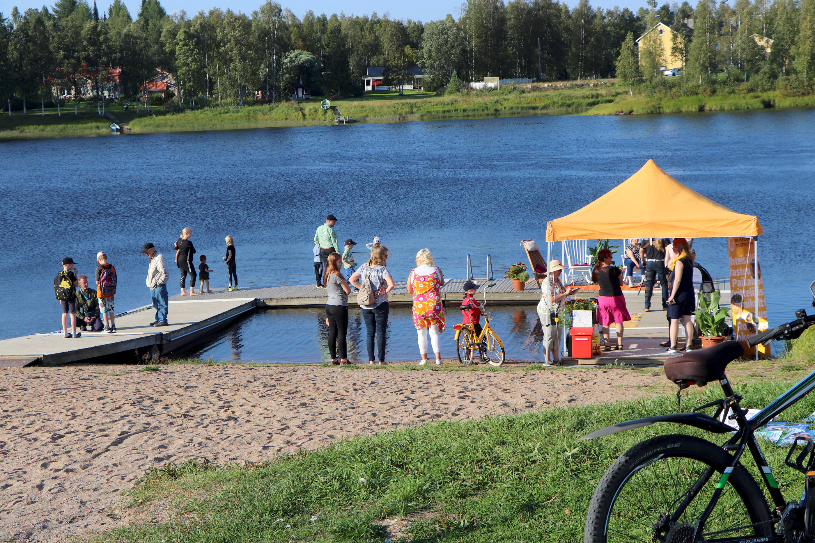 Monipuolisten tapahtumien keskellä viihtyivät kaikenikäiset. Kehuja tapahtumasta sateli kaikilta jututettavilta, joista moni viihtyi rannassa myös tapahtumien loppuun eli leppeään iltaan saakka.