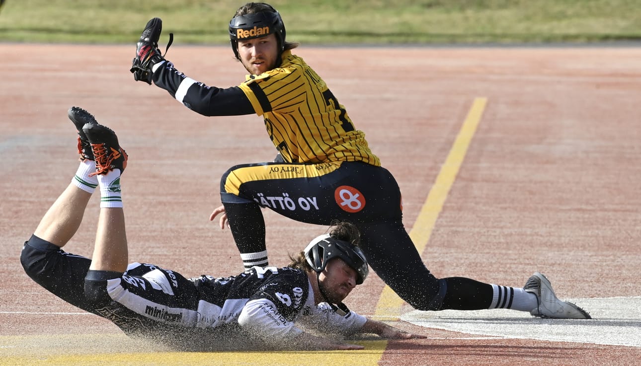 Seinäjoen Jymyjussien Eero Kuitunen polttaa Hyvinkään Tahkon Oskari Salmelan kakkospesällä.