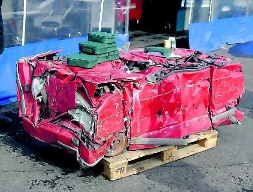 Liemet pois. Stena Metalliyhtymä Oy on yksi kolmesta murskaamosta, jotka ovat mukana autojen kierrätysketjussa. Tero Nurmi poistaa Oulussa Fiatin nesteet ennen romutusta.