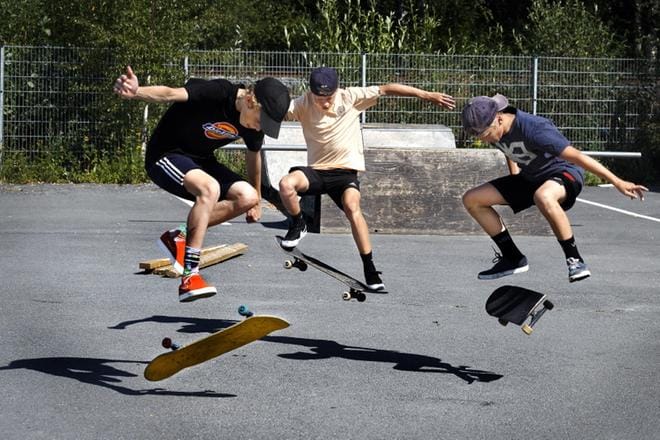 Skeittaajat tietävät, ettei parkkihalleissa saa lautailla. Kasimir Saikkonen (vas.), Eppu Mäkelä ja Juhani Viitala kokoontuvat yleensä Rytmikorjaamon takana olevaan skeittiparkkiin, jonka rampit ovat vanerisia ja esteet betonia. Kolmikko on yksi harvoja Seinäjoen nuorten rullalautailijoiden ryhmiä, sillä monia nuoria innostaa nyt temppupotkulautailu eli skuuttaus. KUVA: JOUKO HÄNNINEN