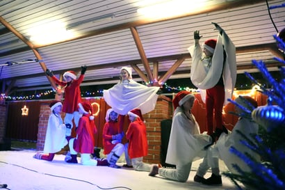 Joulunavajaiset vietettiin Pudasjärven torilla esitysten ja valojen loisteessa – joulupukki ehti vierailemaan tapahtumassa tänäkin vuonna