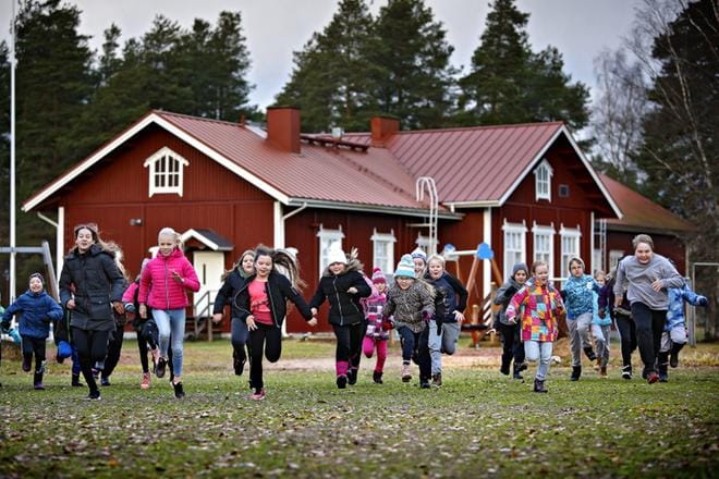 Tämä arkistokuva on syksyltä 2017, jolloin Kuortaneen Leppälän koulu täytti 110 vuotta. Hirsinen Leppälän koulurakennus on siis kestänyt nyt jo yli 110 vuotta, ja koulu sai pihapiiriinsä liikuntasalin vuonna 1996. ARKISTOKUVA: TOMI KOSONEN