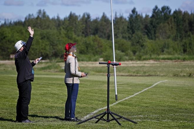 Kilpailijoilla saa olla kilpailutilanteessa mukana henkilö, joka lukee kisailijalle karttaa eli kilpailuohjelmaa. Risto Hölttä toimi Emma Tuunalan kartanlukijana. KUVAT: KARI LÖFHJELM