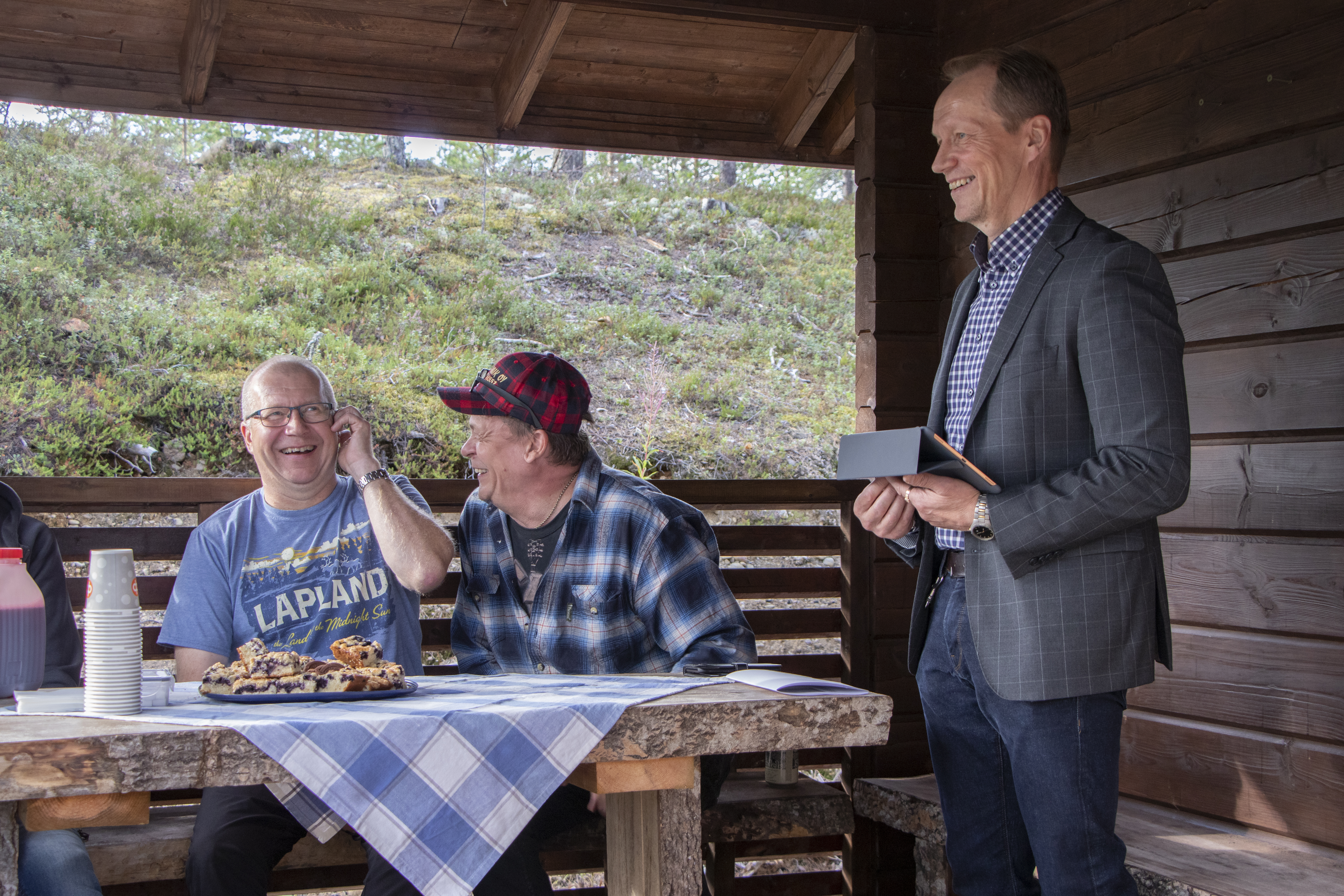<p>Pyhännän tuore kunnanjohtaja Ismo Mäkeläinen vieraili kyläkierroksellaan Ahokylässä. Illan aikana juteltiin kunnajohtajan kanssa useasta mieltä askarruttavasta asiasta, mutta muistettiin myös huumori. Kuvassa Ismo Mäkeläinen (oik.) ja Keijo Mahosenaho naureskelemassa Jari Mikkosen heittämälle sutkaukselle.</p>