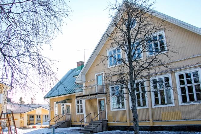 Suojeltu vanha Kainaston koulu on uuden koulun pihapiirissä. Sen purkamisesta tai siirtämisestä on kinasteltu pitkään. KUVA: JORMA HAVULA