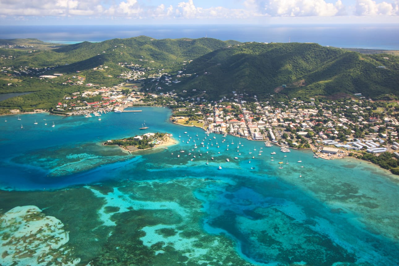 St. Croix on Yhdysvaltain Neitsytsaarten suurin saari. Etualalla näkyy toinen saaren kaupungeista, Christianstad. Kyliä on rakennettu kukkuloille, ja useimmista taloista saarella on merinäköala.