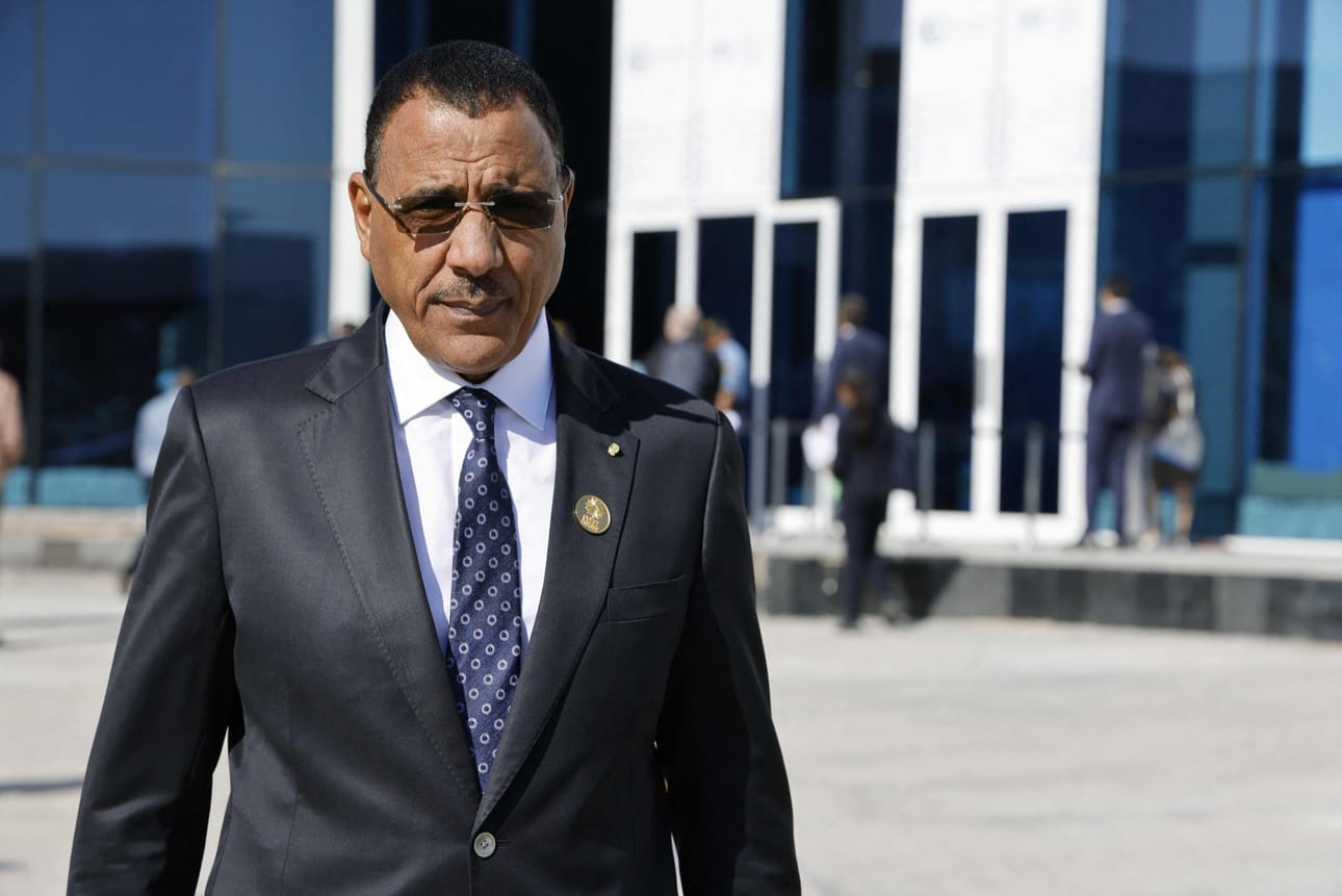 Länsi-Afrikan talousyhteisön Ecowasin johtajat ovat uhanneet Nigeriä mahdollisella sotilaallisella voimankäytöllä, mikäli vallankaapannut juntta ei palauta syrjäytettyä presidenttiä Mohamed Bazoumia (kuvassa) valtaan. LEHTIKUVA/AFP
