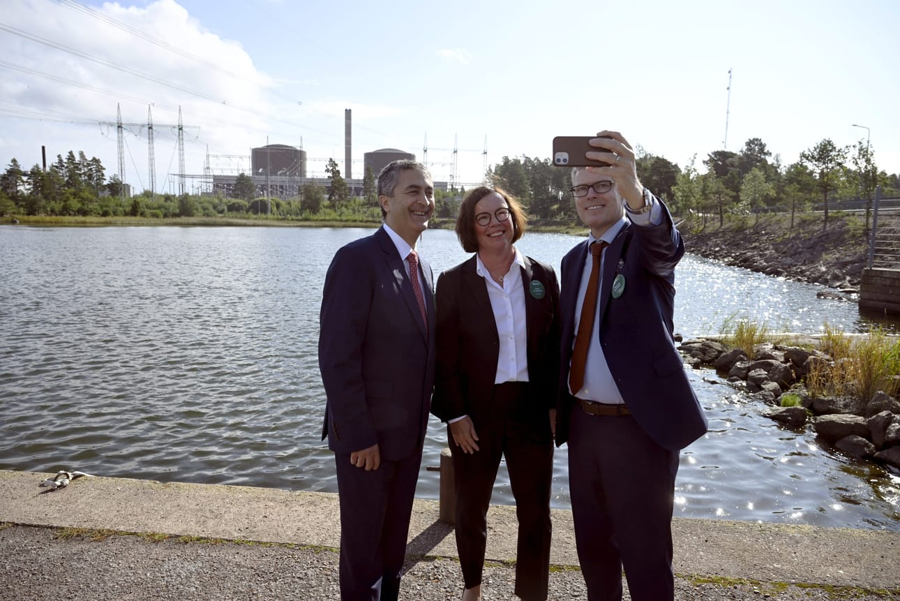 Westinghousen ydinpolttoaineista vastaava johtaja Tarik Choho, ydinvoimaliiketoiminnasta vastaava johtaja Petra Lundström ja Fortumin toimitusjohtaja Markus Rauramo maanantaina Loviisassa Fortumin mediatilaisuudessa. LEHTIKUVA / Antti Aimo-Koivisto