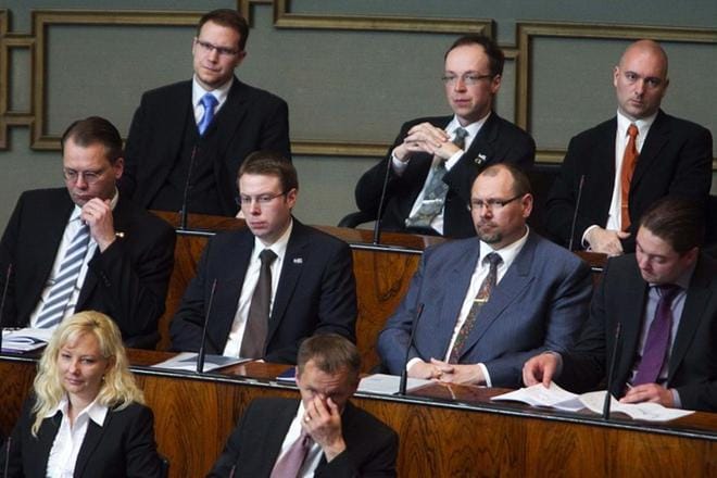 Perussuomalaisten puoluekokous kesäkuussa oli alku uuden puolueen synnylle. Pohjalaiskansanedustajat Vesa-Matti Saarakkala ja Raimo Hongisto (kuvassa keskellä) vaihtoivat uuteen. Hongisto vetää Sinisen tulevaisuuden Pohjanmaan piiriä. KUVA: MAURI RATILAINEN