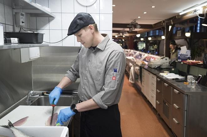 Reijo Ruotsala ei ole huolissaan Pohjanlahden kalakannoista. Kalastajien määrä on vähentynyt ja saaliit pienentyneet. KUVAT: MINNA ANTILA