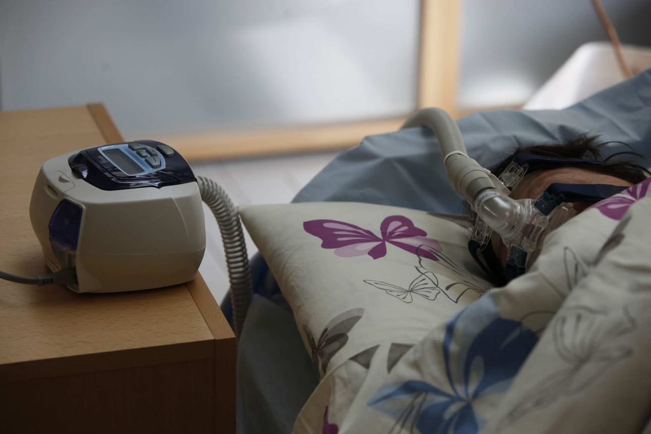 Ylihengityslaitehoito parantaa uniapneasta kärsivän elämänlaatua. Se paitsi ehkäisee uniapneaa myös ehkäisee eteisvärinäoireiden uusiutumista