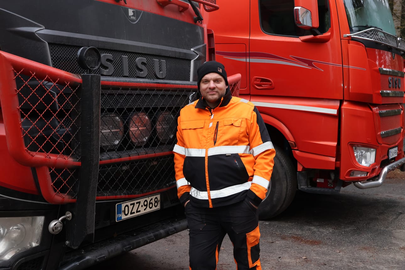 Välillä Veli-Pekka Kivelän yrityksen palkkalistoilla oli yksi ulkopuolinen kuljettaja. Tällä hetkellä Kivelä hoitaa ajot yksin.