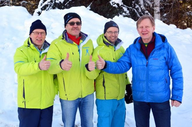 Suomenselän Satanen ry:n Kalevi Leinonen, Sauli Hetekorpi ja Petri Pekkala sekä Ähtärin liikuntatoimenjohtaja Osmo Sivén iloitsevat lumen määrästä, mikä helpottaa 10. maaliskuuta Ähtärissä hiihdettävän Suomenselän Satasen järjestelyitä. KUVA: MIINA HAKALA