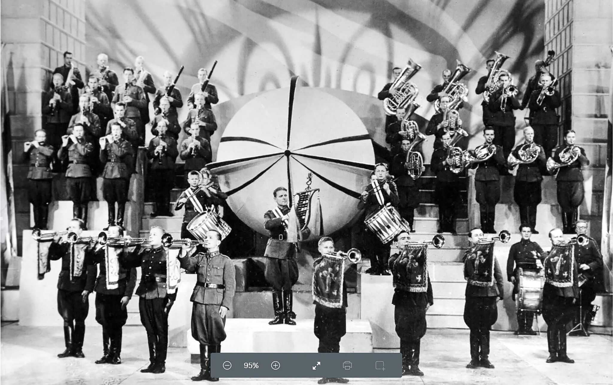 SF-paraati-elokuvassa (1940) sotilassoitto näyttäytyi juuri sellaisena kuin aikalaiset sen halusivat.