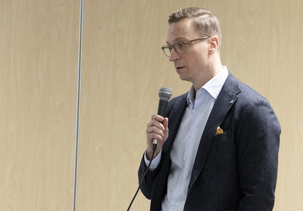 Ålandsbankenin Oulun toimistolta Siikajoen kunnan sijoitussalkkua hoitava pankinjohtaja Mikko Haulos kävi Siikajoen kunnanvaltuuston vieraana avaamassa, mitä kunnan aikanaan sijoittamille Revon Sähkön myynnistä saaduille rahoille kuuluu.