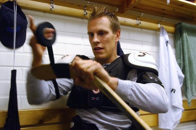 Ville Niminen saavutti Colorado Avalanchen riveissä himoitun Stanley Cupin. Tamperelaislähtöinen Nieminen on nykyisin valmentaja, joka syötti neljä maalia Seinäjoella käydyssä hyväntekeväisyysmatsissa. Nieminen kävi kesäharjoituksissa Kuortaneen jäähallissa vuonna 2003. Arkistokuva: Janne Nousiainen