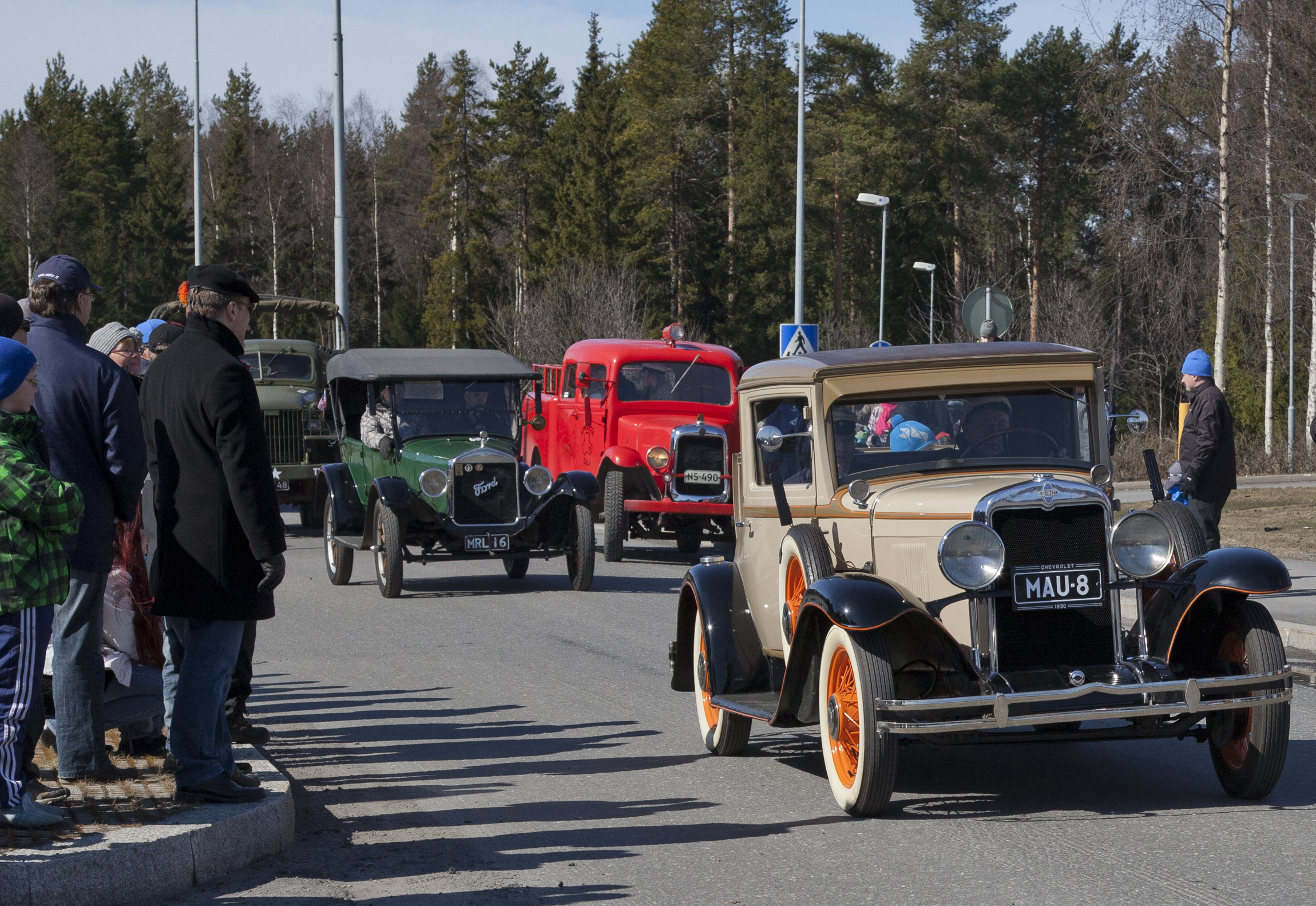 Vanhat autot lähtivät kulkueessa Oulun Linnanmaan marketin parkkipaikalta.