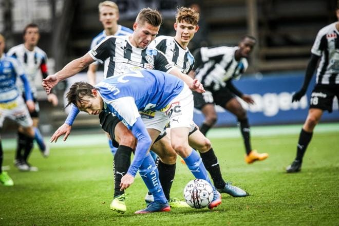 VPS:n Sebastian Strandvall ja Jonas Levänen väänsivät keksialueella RoPSin Lassi Lappalaisen kanssa. KUVA: JUSSI LEINONEN/LAPIN KANSA