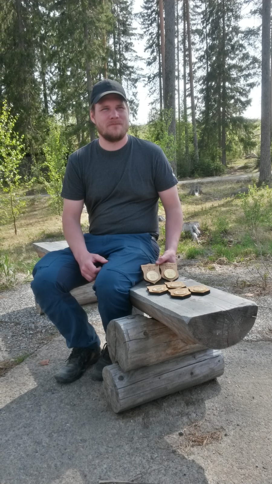 Revonlahden Reserviläiset kahmivat SM-mitaleita Keuruulla Reserviläisliiton avoimissa perinneaseiden SM-kilpailuissa. Miika Vanhatalo teki kilpailuhistoriaa naparen kolme henkilökohtaista ja kolme joukkuekultaa.