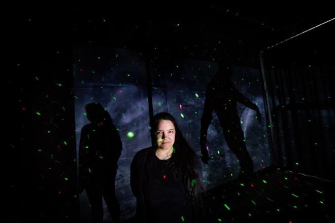 Tina Willgren käyttää videoteoksissaan monesti varjoja. Tarkoitus on, että myös katsojien varjot saavat heijastua valkokankaalle. KUVAT: JAAKKO ELENIUS