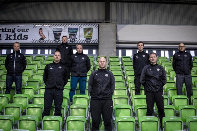 Juniori-VPS:n valmennuksessa liigakokemusta edustavat mm. Henri Sillanpää (edessä), hänen takanaan Marko Suoste ja Jussi Nuorela, keskirivissä Jyrki Saranpää, Janne Lindberg, Veli Lampi ja Harri Kevari sekä ylimpänä vasemmalla Ville Priha. KUVA: PAULA KASKIMAA