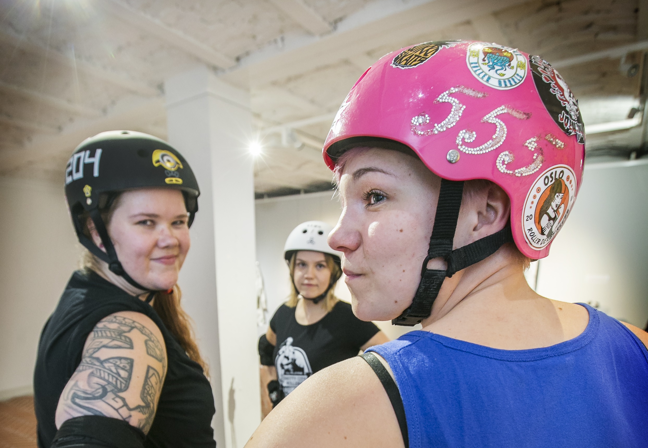 Mira Vähäsarja (oik.) sanoo, että uudelle ja nuorelle lajille palkinto on merkittävä juttu.